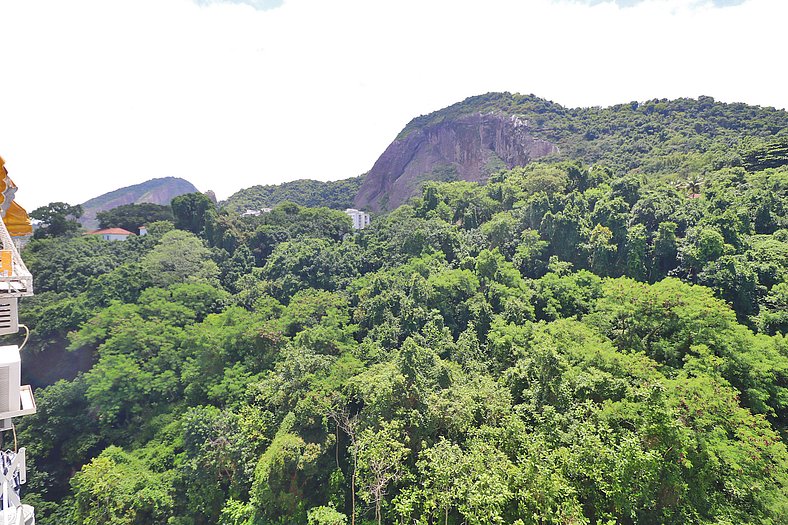 Quarto e sala cercado de natureza p/ 5 pessoas