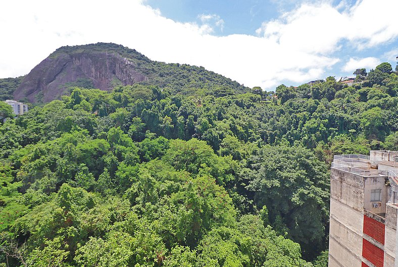 Quarto e sala cercado de natureza p/ 5 pessoas